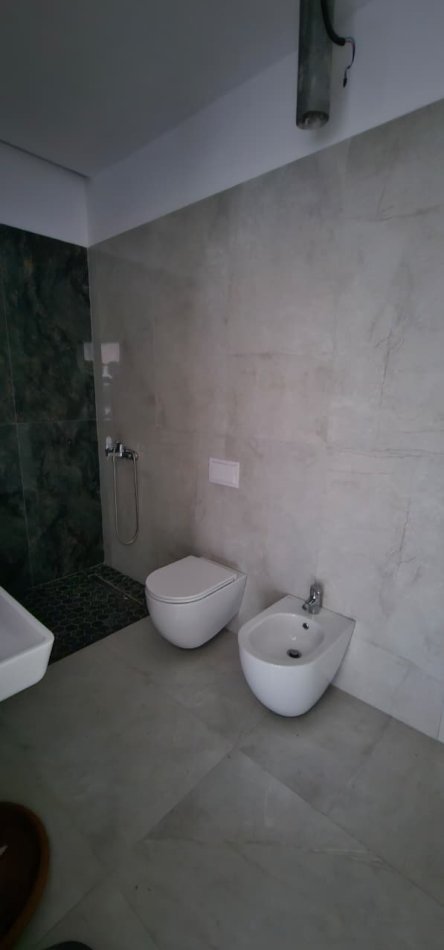 Tirane, jepet me qera zyre Kati 8, 160 m² 1.800 € (Rruga e Kavajes)