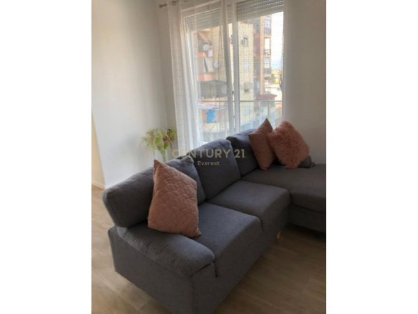 Tirane, jepet me qera apartament 2+1+Aneks+Ballkon Kati 4, 85 m² 600 € (Laprake)