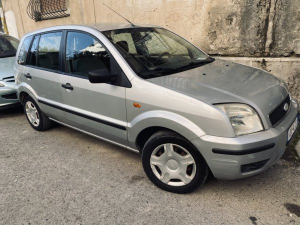 Tirane, shitet makine Ford Nafte, gri metalizato manuale Kondicioner 232.000 km 1.550 €