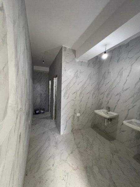 Tirane, jepet me qera ambjent biznesi Kati 0, 216 m² 3.000 € (Rezidenca Kaimi)