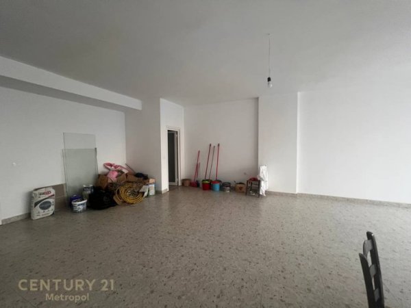 Tirane, jepet me qera ambjent biznesi Kati 1, 84 m² 840 € (Farmacia 10)