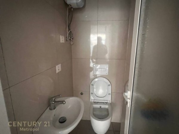 Tirane, jepet me qera ambjent biznesi Kati 1, 84 m² 840 € (Farmacia 10)