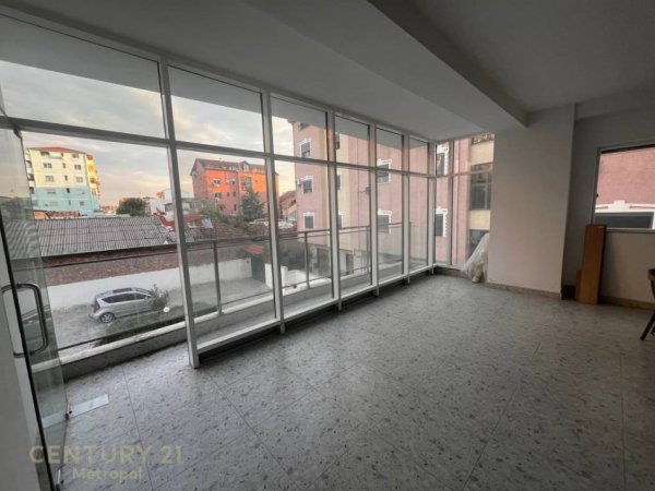 Tirane, jepet me qera ambjent biznesi Kati 1, 84 m² 840 € (Farmacia 10)