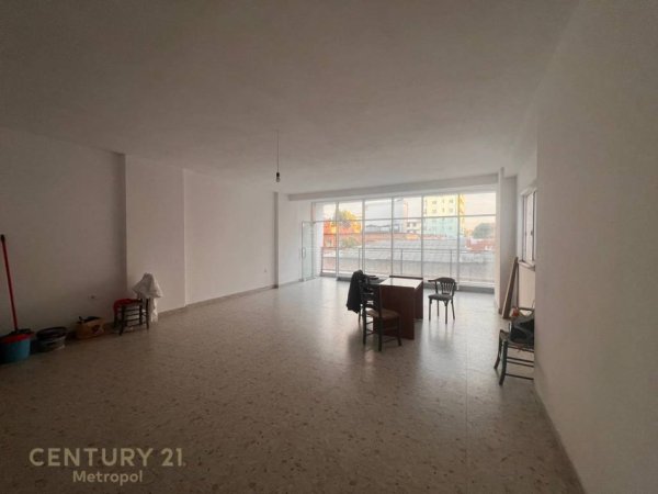 Tirane, jepet me qera ambjent biznesi Kati 1, 84 m² 840 € (Farmacia 10)