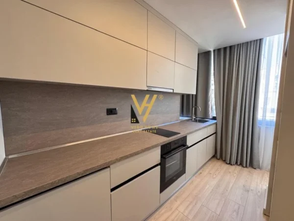 Tirane, jepet me qera apartament 3+1+Ballkon Kati 3, 112 m² 1.900 € (QENDER)