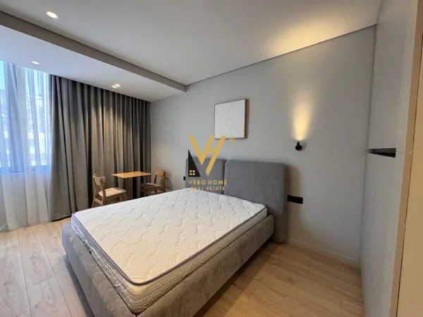 Tirane, jepet me qera apartament 3+1+Ballkon Kati 3, 112 m² 1.900 € (QENDER)