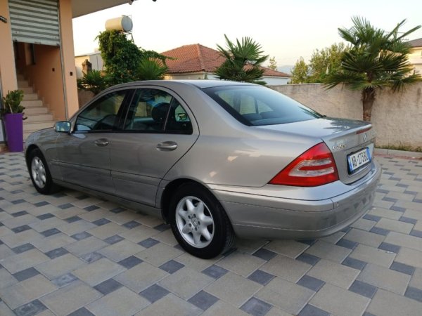 Tirane, shitet makine w203 Benzin+Gaz, gri e erret automatik Klima 218.000 km 3.900 €