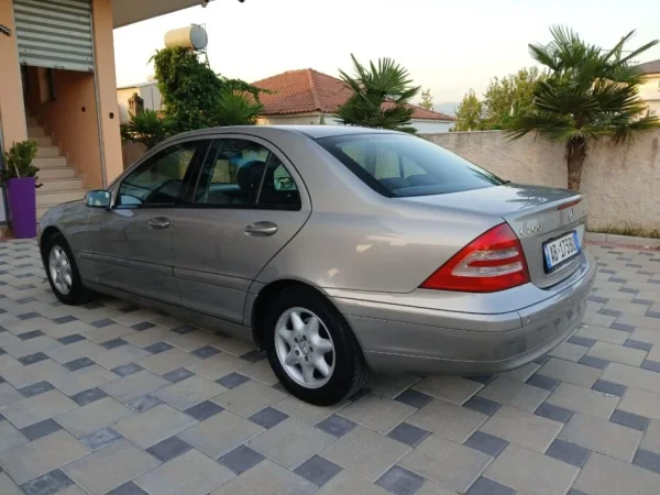 Tirane, shitet makine w203 Benzin+Gaz, gri e erret automatik Klima 218.000 km 3.900 €