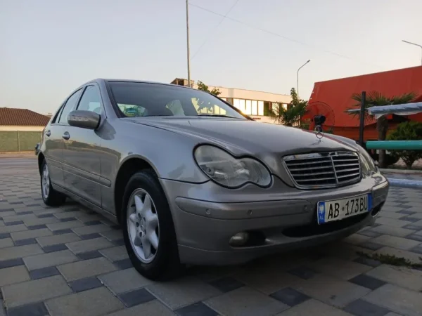 Tirane, shitet makine w203 Benzin+Gaz, gri e erret automatik Klima 218.000 km 3.900 €