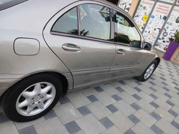 Tirane, shitet makine w203 Benzin+Gaz, gri e erret automatik Klima 218.000 km 3.900 €
