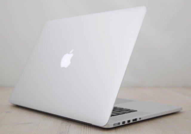 Tirane, shes Laptop Apple