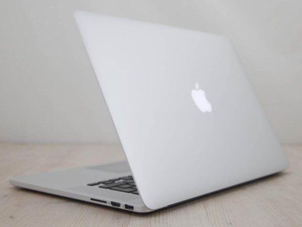 Tirane, shes Laptop Apple