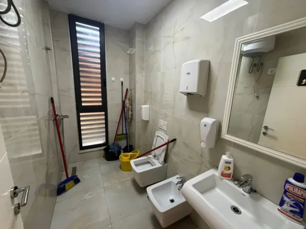 Tirane, jepet me qera zyre Kati 1, 317 m² 4.000 € (Bulevardit “Zogu i Parë”)