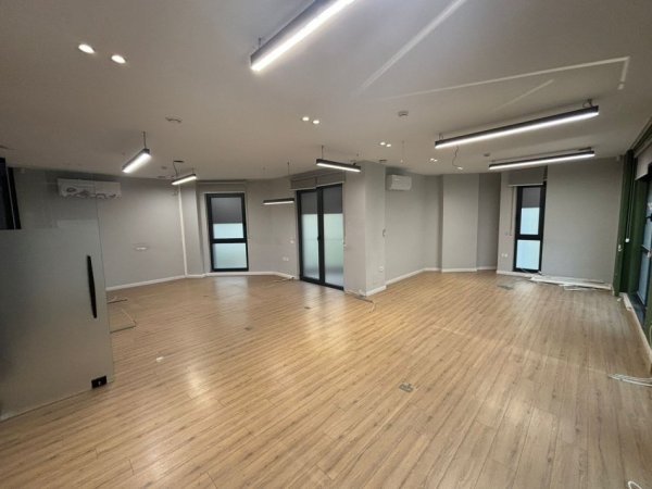Tirane, jepet me qera zyre Kati 1, 317 m² 4.000 € (Bulevardit “Zogu i Parë”)