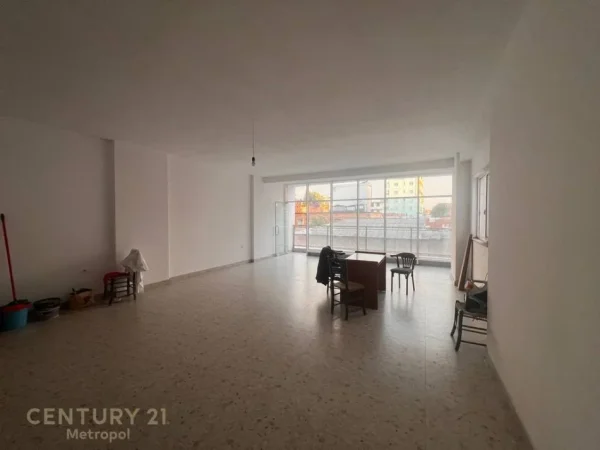 Tirane, jepet me qera ambjent biznesi Kati 1, 84 m² 840 € (Farmacia 10)