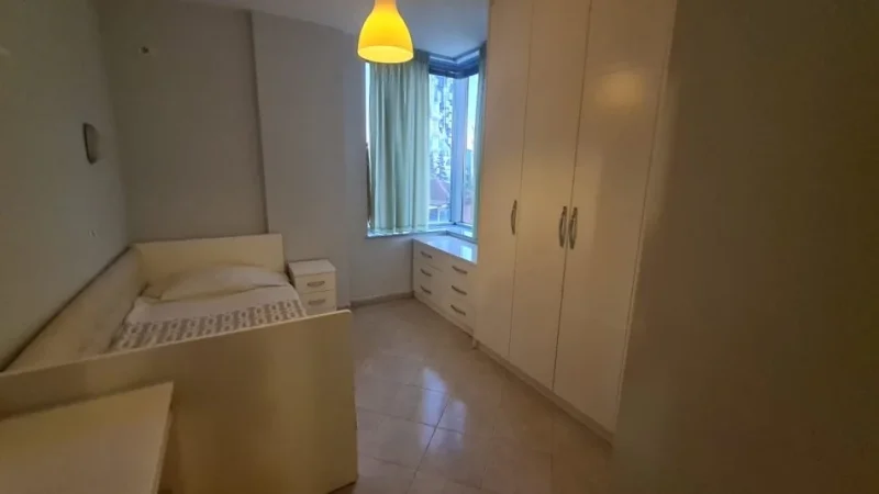 Tirane, jepet me qera apartament 2+1 Kati 4, 90 m² 800 € (Perballe Parlamentit)