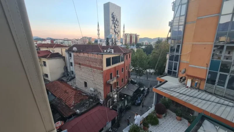 Tirane, jepet me qera apartament 2+1 Kati 4, 90 m² 800 € (Perballe Parlamentit)