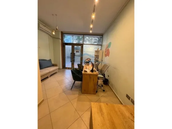 Tirane, jepet me qera ambjent biznesi Kati 0, 29 m² 400 € 