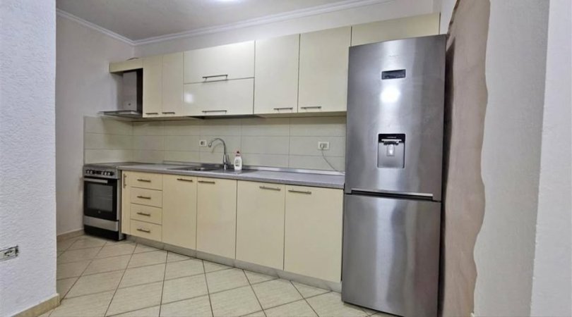Jepet Apartament 2+1 me Qera tek ish Uzina Dinamo,  550 €URO
