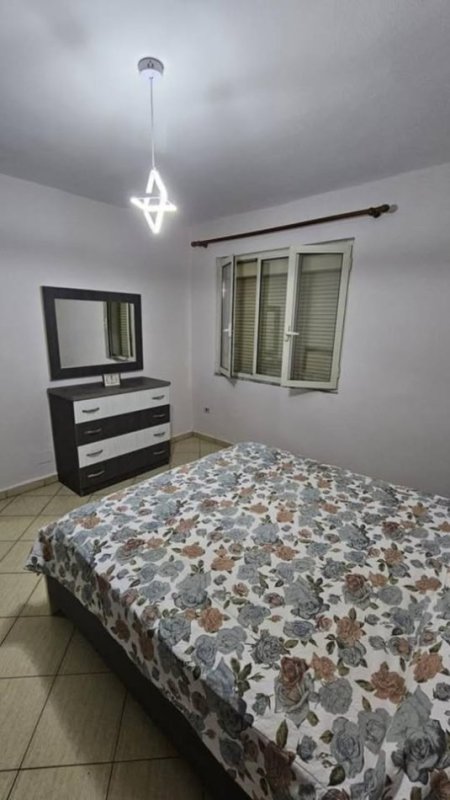 Jepet Apartament 2+1 me Qera tek ish Uzina Dinamo,  550 €URO