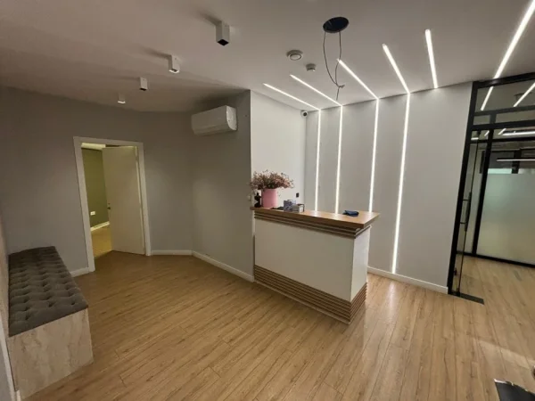 Tirane, jepet me qera zyre , 317 m² 4.000 € (Bulevardi Zogu i Pare)