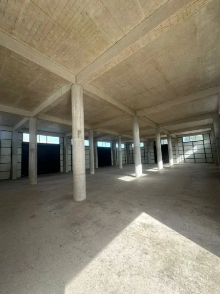 Tirane, jepet me qera ambjent biznesi , 3.500 m² 12.000 € PRANË TOP CHANNEL, KASHAR 📍