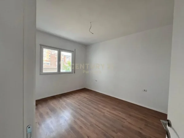 Tirane, jepet me qera zyre Kati 1, 68 m² 600 € (pazari i ri)