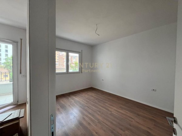 Tirane, jepet me qera zyre Kati 1, 68 m² 600 € (pazari i ri)