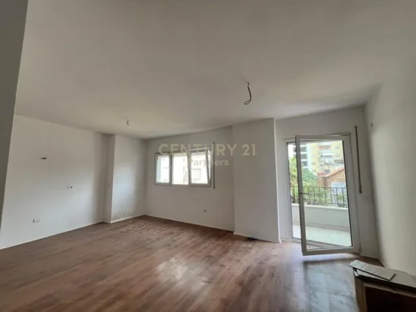Tirane, jepet me qera zyre Kati 1, 68 m² 600 € (pazari i ri)