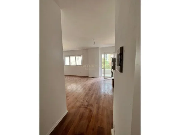 Tirane, jepet me qera zyre Kati 1, 68 m² 600 € (pazari i ri)