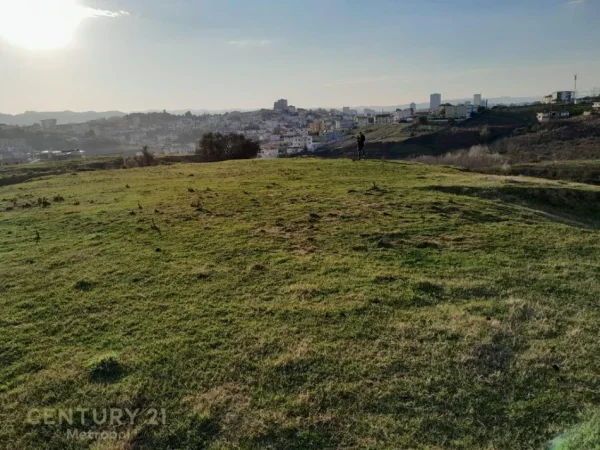 Tirane, shitet toke , 1.000 m² 155.000 € (Liqeni Farkes)
