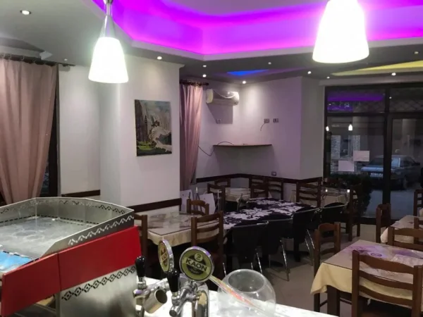 Tirane, jepet me qera lokal Kati 0, 48 m² 500 € (KINOSTUDIO)