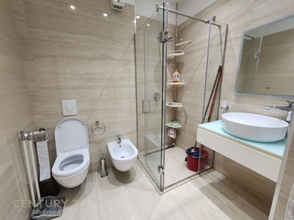 Tirane, jepet me qera apartament 3+1+Aneks+Ballkon Kati 11, 114 m² 1.600 € (Rr. Barrikadave)