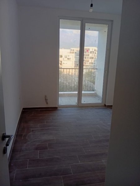 Jepet me Qera Apartament Bosh me kuzhine 2+1+2 tek Fundi i 5 Majit, 450 €URO