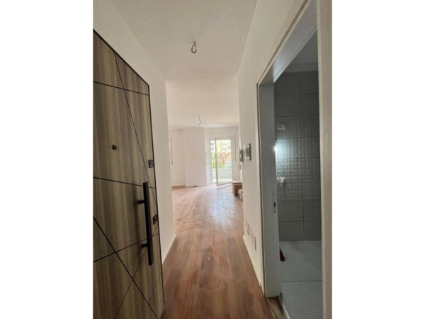 Tirane, jepet me qera zyre Kati 1, 68 m² 600 € (Pazari i ri)
