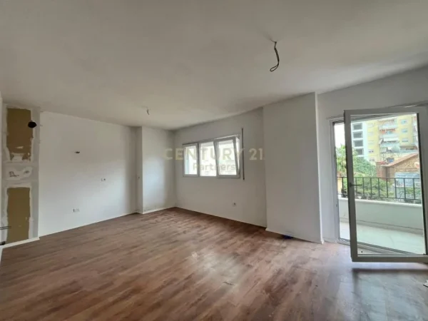 Tirane, jepet me qera zyre Kati 1, 68 m² 600 € (Pazari i ri)