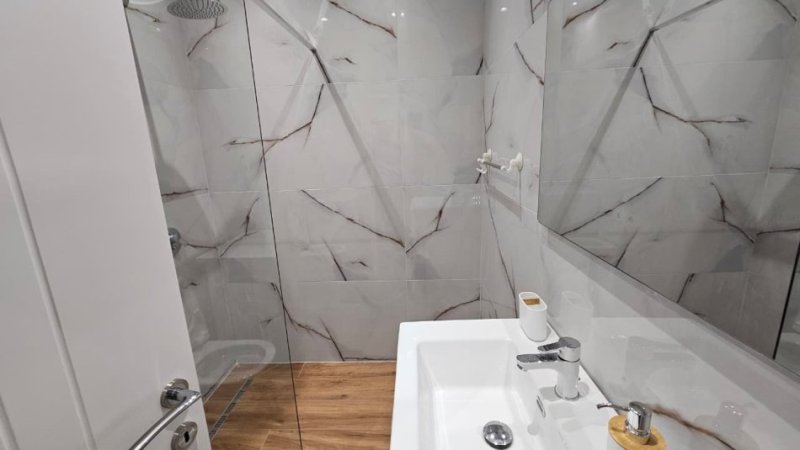 Tirane, jepet me qera apartament 2+1+Ballkon Kati 7, 110 m² 1.000 € (Rruga Mine Peza)