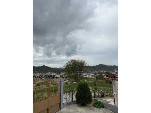 Tirane, jepet me qera shtepi 2+1 , 91 m² 700 € (Lunder)