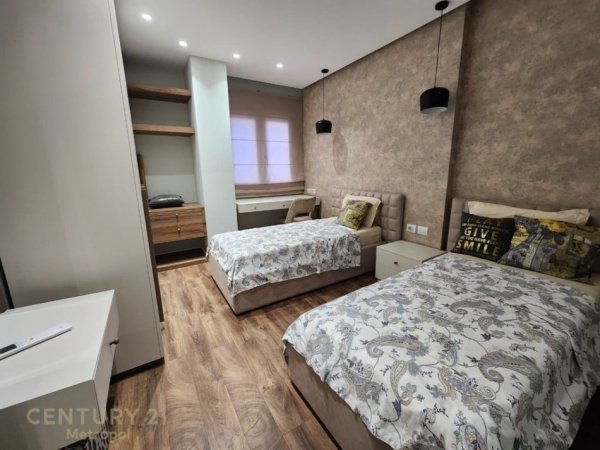 Tirane, jepet me qera apartament 3+1 Kati 11, 114 m² 1.600 € (RRUGA E BARRIKADAVE)