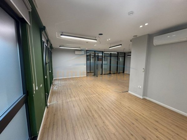 Tirane, jap me qera ambjent biznesi Kati 2, 315 m² 4.000 € (RRUGA BARDHOK BIBA)