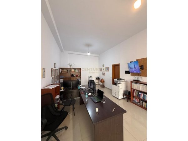 Tirane, shitet ambjent biznesi Kati 0, 43 m² 125.000 € (Prokuroria Tiranes)