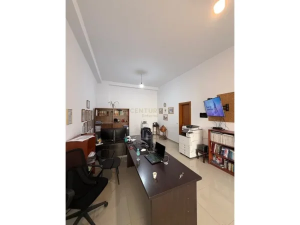 Tirane, shitet ambjent biznesi Kati 0, 43 m² 125.000 € (Prokuroria Tiranes)