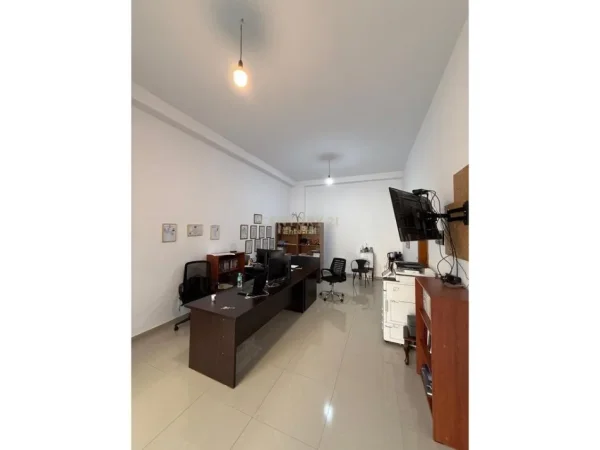 Tirane, shitet ambjent biznesi Kati 0, 43 m² 125.000 € (Prokuroria Tiranes)