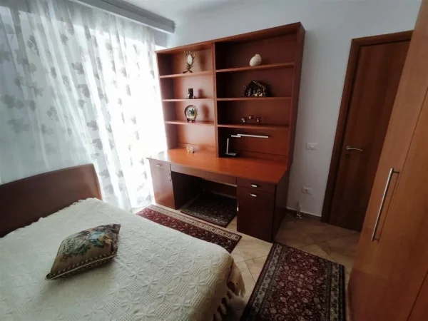 Tirane, jepet me qera apartament 2+1+Ballkon Kati 3, 90 m² 750 € (DELIJORGJI)