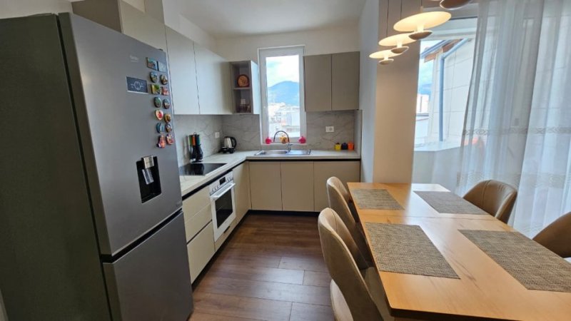 Tirane, jepet me qera apartament 2+1+Ballkon Kati 7, 110 m² 1.000 € (Rruga Mine Peza)