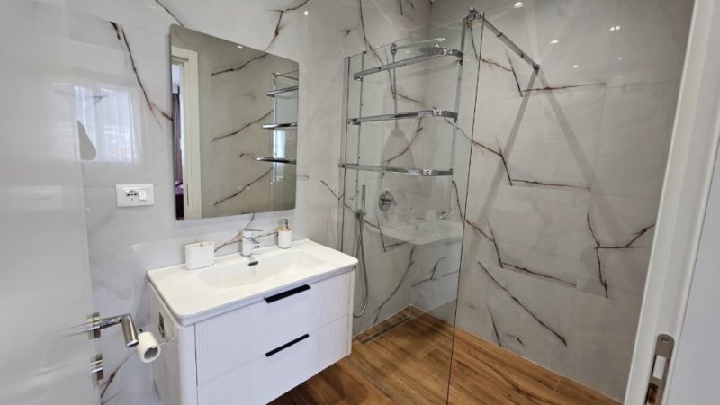 Tirane, jepet me qera apartament 2+1+Ballkon Kati 7, 110 m² 1.000 € (Rruga Mine Peza)