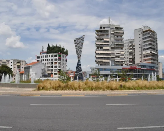 SHITET ZYRE   (ZOGU I ZI) 300.000 EURO