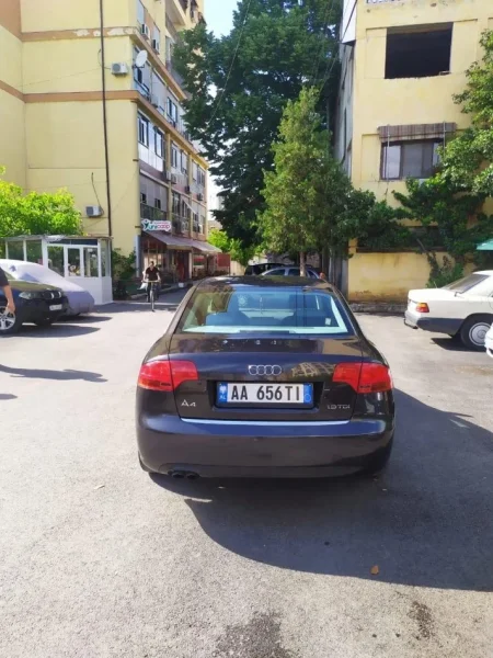 Tirane, shitet makine Audi A4 Nafte, e zeze manuale Kondicioner 270.000 km 3.199 €