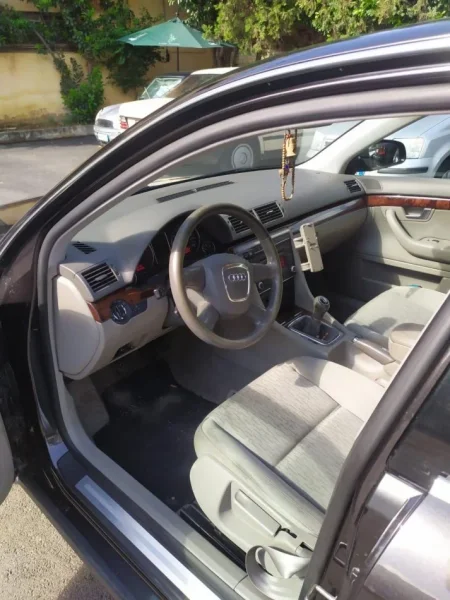 Tirane, shitet makine Audi A4 Nafte, e zeze manuale Kondicioner 270.000 km 3.199 €