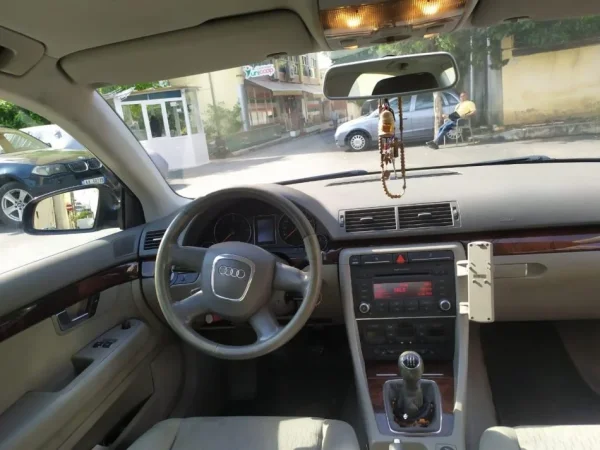Tirane, shitet makine Audi A4 Nafte, e zeze manuale Kondicioner 270.000 km 3.199 €